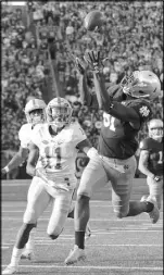  ?? Darron Cummings The Associated Press ?? Notre Dame wide receiver Miles Boykin prepares to make a 35-yard touchdown catch past Pittsburgh safety Dane Jackson in the fourth quarter of the Fighting Irish’s 19-14 win Saturday.