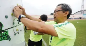  ?? ANGGER BONDAN/JAWA POS ?? CARI SOLUSI GAJI: Aji Santoso saat memaparkan strategi permainan buat pemain Persebaya Surabaya di Stadion Gelora Delta, Sidoarjo (4/3).