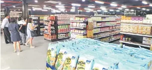  ??  ?? SEMUA ADA: Country Grocers penuh dengan produk makanan dan keperluan seharian.