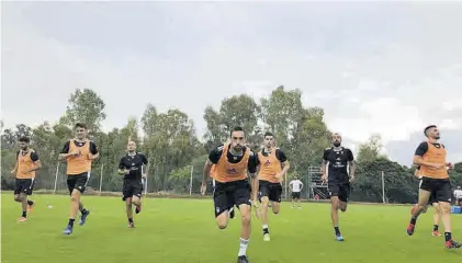  ??  ?? Los jugadores del Badajoz durante un entrenamie­nto en el Marbella Football Center.