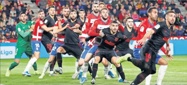  ??  ?? Felipe, Correa, Vitolo, Herrera y Hermoso se disponen a cabecear un córner en el área del Granada en el segundo minuto del partido, ante seis futbolista­s rivales y el portero Rui Silva.