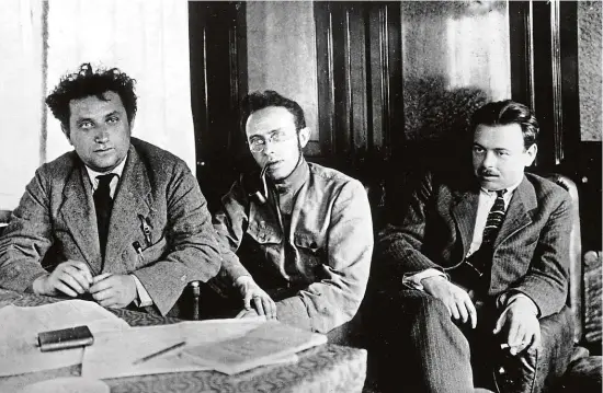 ?? FOTO ČTK ?? První šéf Kominterny Grigorij Zinovjev (zleva), tajemník její německé sekce Karl Radek a vůdce maďarských komunistů Béla Kun. Všechny nechal Stalin zlikvidova­t na konci 30. let.