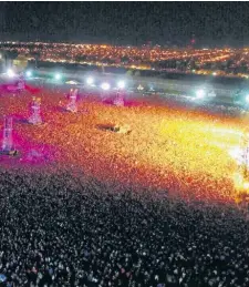  ?? @DRONMARDEL­PLATA ?? Desde un dron se aprecia la multitud que presenció el show que el Indio brindó anoche en La Colmena, de Olavarría.