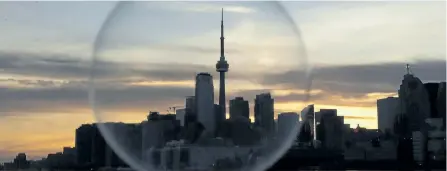  ?? FRANK GUNN/THE CANADIAN PRESS ?? The Toronto skyline is seen through a soap bubble earlier this week.