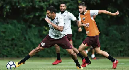  ?? Maurício Rummens/Fotoarena/Folhapress ?? O atacante Diego Souza tenta se livrar da marcação durante uma atividade coletiva do São Paulo no CT da Barra Funda