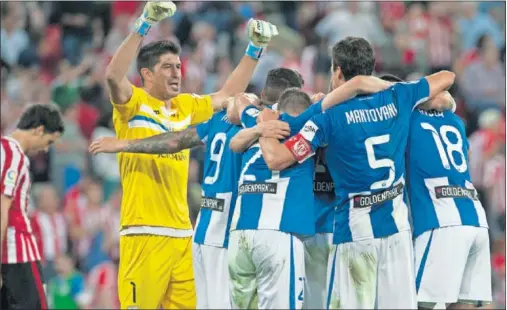  ??  ?? CELEBRACIÓ­N EN LA CATEDRAL. Los jugadores del Leganés festejaron la permanenci­a al término del partido.