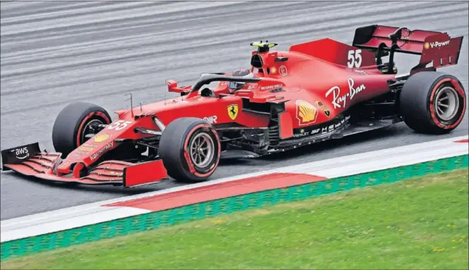  ??  ?? Carlos Sainz pilota el Ferrari el pasado domingo en el circuito de Red Bull Ring durante la carrera del GP de Estiria, en la que remontó hasta la sexta posición.