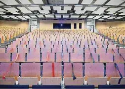  ?? Photo: AFP ?? Dans un auditorium à l’université ULB de Bruxelles des sièges sont bloqués, faisant partie des mesures pour lutter contre le virus.