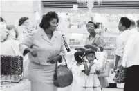  ?? ?? Gene Pesek captured gospel legend Mahalia Jackson shopping at the old Goldblatt’s department store on State Street.