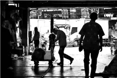  ??  ?? Workers at the much-fabled fish market.