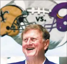  ?? Eric Gay Associated Press ?? RED McCOMBS, shown at a news conference in 2000, once owned the Minnesota Vikings, San Antonio Spurs and Denver Nuggets.
