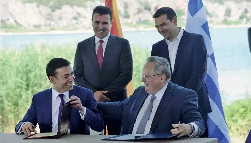  ?? (Afp) ?? Il verticeLa firma storica sul lago Prespa tra Grecia e Macedonia dopo una disputa durata 27 anni: i due ministri degli Esteri, Nikos Kotzias (seduto a destra) e quello macedone Nikola Dimitrov (a sinistra) sorridono davanti ai rispettivi primi ministri, Alexis Tsipras e Zoran Zaev