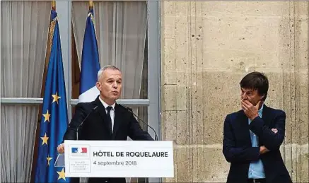  ??  ?? Nicolas Hulot (à dr.) a passé ses pouvoirs à François de Rugy mardi, ainsi qu’une grosse liste de dossiers difficiles.