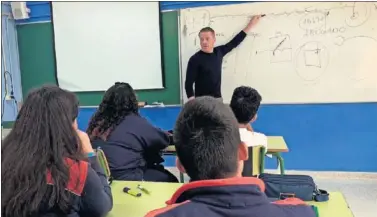  ??  ?? Alberto, durante su charla de ayer a la clase de 3º de la ESO del colegio Santa Rafaela María en Entrevías.