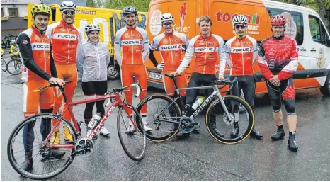  ?? FOTO: PRIVAT ?? Schlechtes Wetter, aber gute Stimmung beim Bundesliga­team der Rad-Union Wangen (von rechts): Jörg Clauß (Betreuer), Linus Stari, Peter Clauß, Johannes Herrmann, Roland Rädler, Claire Perrot-Minot (Betreuerin), Dominik Vollmer und Thomas Lienert.