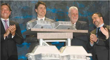  ?? JACQUES BOISSINOT LA PRESSE CANADIENNE ?? Roy Harvey, p.-d.g. d’Alcoa, Justin Trudeau, Philippe Couillard et Alf Barros, p.-d.g. de Rio Tinto Aluminium, étaient rassemblés à Saguenay pour faire l’annonce jeudi.