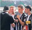  ?? FOTO: DPA ?? Debattierk­lub Borussia: Spieler und Fan vor der Kurve