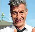  ??  ?? Artista Maurizio Cattelan è collocato da Minini in compagnia di Ettore Sottsass e di Emma Bonino