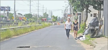  ??  ?? Peligrosam­ente los peatones usan la calle porque las veredas están en pésimo estado y llenas de basuras.