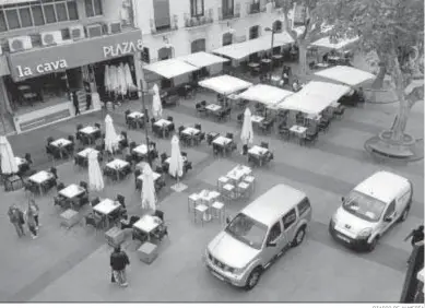  ?? DIARIO DE ALMERÍA ?? Coches, mesas, veladores y sillas consumen prácticame­nte todo el espacio público de la plaza Marqués de Heredia.