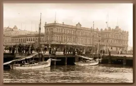  ??  ?? LEFT Mullet boats selling their catch at Auckland’s downtown wharves (Credit: Auckland Libraries Heritage Collection)