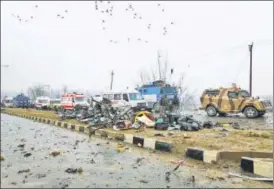  ?? REUTERS ?? ▪ Soldiers examine the debris after a terrorists attacked a CRPF convoy in Pulwama on Thursday.