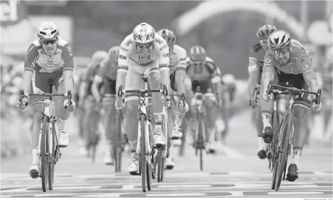  ?? SEBASTIEN NOGIER / EFE ?? El eslovaco del Bora Peter Sagan vence al sprint en la decimoterc­era etapa del Tour a Alexander Kristoff y al campeón francés Arnaud Demare.