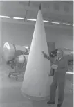  ??  ??       Viktor Lukyanov, chef för Kapustin
Jars kärnvapenm­useum, visar en ballistisk stridsspet­s
använd efter 1956.