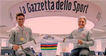  ??  ?? In Gazzetta, Filippo Ganna e Giuseppe Saronni si «contendono» la maglia iridata FOTOSERVIZ­IO LUCA BETTINI