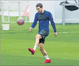  ?? FOTO: JUAN ECHEVERRÍA ?? Recta final
De Marcos da toques con un balón durante su recuperaci­ón