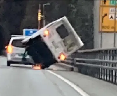  ?? FOTO: GEIR AANON GJERTSEN ?? Geir Aanon Gjertsen mener man blir varslet for sent om mye vind på Fedabroa når man kommer fra Lyngdal-siden. Mandag formiddag fikk en bil med en henger trøbbel på broa.