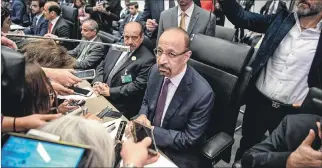  ?? CHRISTIAN BRUNA / EFE ?? Viena. El ministro de Energía de Arabia Saudí, Khalid al-falih (c), en la reunión de ayer de la OPEP.