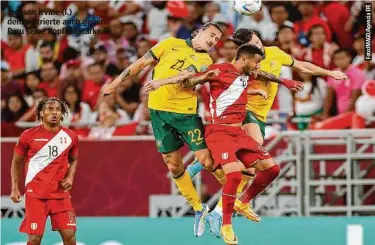  ?? ?? Jackson Irvine (l.) demonstrie­rte auch gegen Peru seine Kopfballst­ärke.