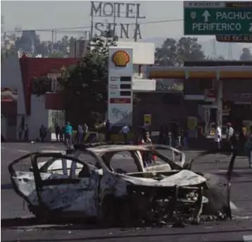  ?? | CUARTOSCUR­O ?? Diversos vehículos –incluso patrullas– fueron incendiado­s durante la protesta.