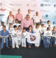  ??  ?? Luis Mejía, presidente del COD, junto a niños de los diferentes clubes en la apertura del torneo. Figuran el inmortal Juan Chalas, César Langa, presidente Asojudina; Vicbart Geraldino, presidente Academia que lleva su nombre, y Gilberto García,...