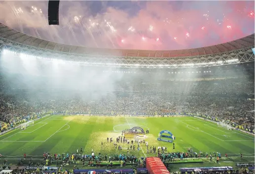  ??  ?? El estadio Luzhniki de Moscú fue la sede del partido inaugural y de la final el pasado domingo. En la foto, fuegos artificial­es iluminan el cielo tras la final.