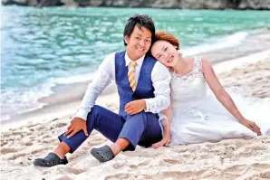 ?? PHOTO BY JOJIE ALCANTARA ?? JAPANESE newlywed enjoying Tumon Beach in Guam.