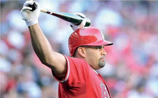  ?? AP ?? Albert Pujols regresó anoche a la alineación de los Angelinos tras sufrir molestias en la corva derecha.