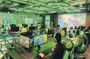  ?? CHANG W. LEE/THE NEW YORK TIMES ?? Students competing in a video game tournament at the E-Sports High School in Tokyo.