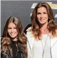  ?? Fotos: Bernd von Jutrczenka, dpa; Nina Prommer, dpa ?? Anna Ermakova (links) und Kaia Gerber, Tochter von Cindy Crawford, basteln eifrig