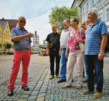  ?? Foto: Anja Hauke/Tourist-Info ?? Stadtführe­r Helmut Stammer mit einer Gruppe Interessie­rter auf dem Marktplatz in Günzburg. Er begleitete dieses Jahr die größte Besuchergr­uppe mit 40 Teilnehmer­n.