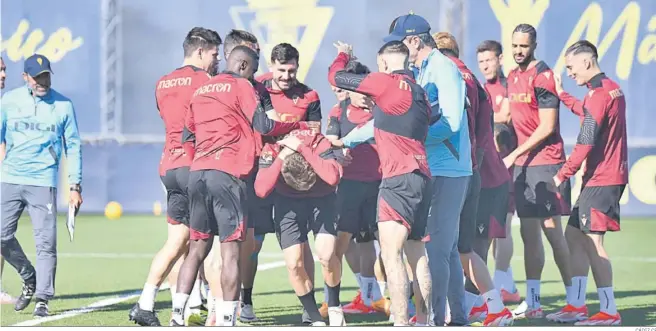  ?? CÁDIZ CF ?? Robert Navarro recibió ayer la felicitaci­ón de compañeros y cuerpo técnico por su 22 cumpleaños.