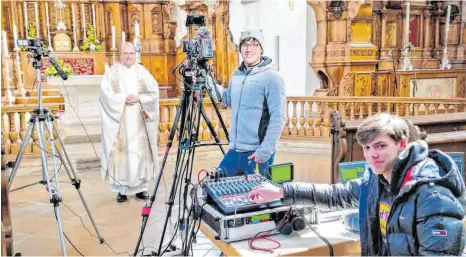  ?? FOTO: NIK JOHANNSEN ?? Live aus der Liebfrauen­kirche: Pfarrer Harald Gehrig (l.) feierte zusammen mit Nik Johannsen (Mitte) und Paul Gröber einen besondere Gottesdien­st.