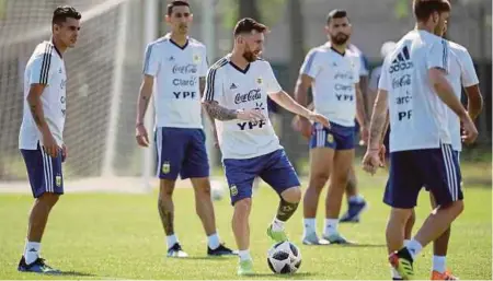  ??  ?? Messi (tengah) ketika sesi latihan bersama rakan sepasukan menjelang pertemuan dengan Perancis.