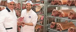  ??  ?? Für Karl-Heinz Esser und Max Esser steht Qualität an erster Stelle. Um besonders hochwertig­e Fleisch- und Wurstwaren anbieten zu können, arbeiten sie nur mit ausgesucht­en Zuchtbetri­eben zusammen.