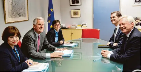  ?? Foto: Thierry Charlier, afp ?? Ein Bild mit Symbolchar­akter: Zum Auftakt der Brexit Verhandlun­gen saßen die drei Vertreter der Europäisch­en Union (links) mit Aktenbünde­ln am Tisch, die Briten hingegen wollten nichts vorlegen. Oder hatten sie nichts?