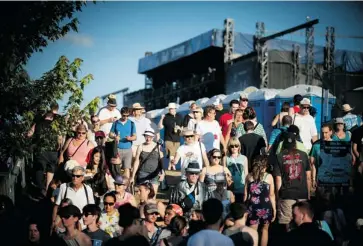  ?? ASHLEY FRASER FOR THE OTTAWA CITIZEN ?? A sea of people walk down the hill toward the River Stage Saturday to see Alejandro Escovedo.