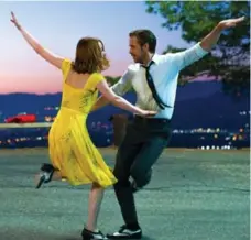  ?? DALE ROBINETTE/THE CANADIAN PRESS ?? Emma Stone and Ryan Gosling in a scene from La La Land.