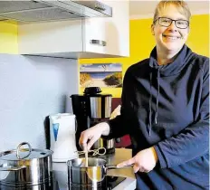  ?? BILD: ANNA-LENA SACHS ?? Gemeinsam Klönen und den Kochlöffel schwingen: Bettina Heinemann bietet Kochen für Senioren an.