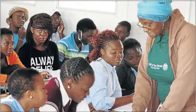  ?? PHOTO: BENSON NTLEMO ?? HELP AT HAND: Volunteer teacher Bashura Mahummad guides pupils from five Vuwani schools during lessons at Matsila on Friday